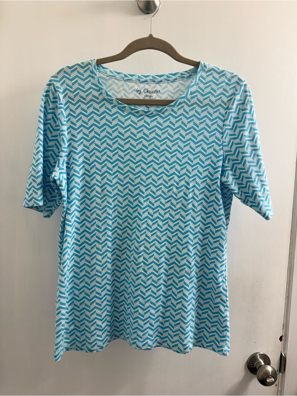 Chico’s blue and white chevron-patterned short-sleeve top by size 1